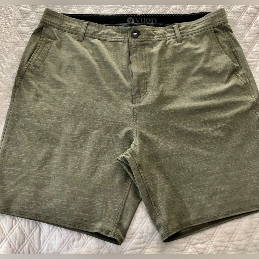Vuori Men's Olive/Gray Flat Front Shorts